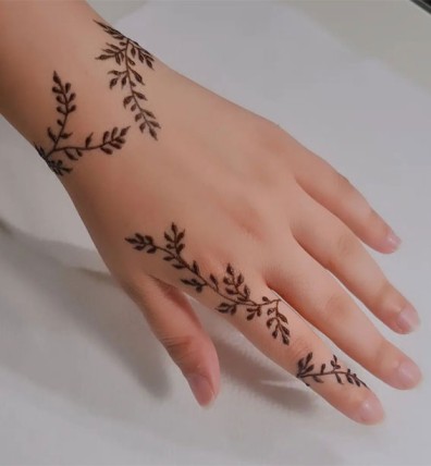 Exquisite Fingertip Henna Designs